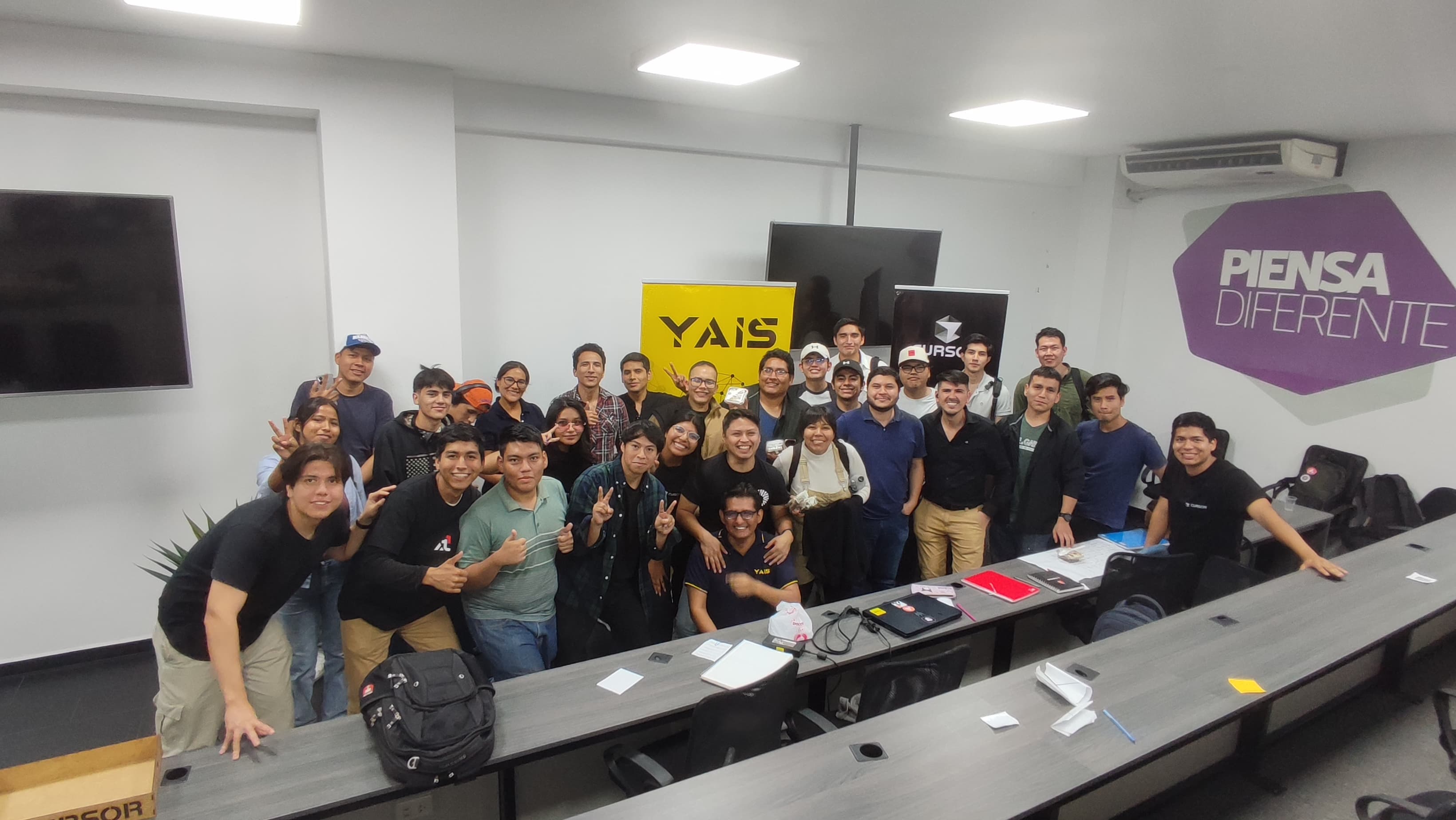 Foto grupal — Cursor Hackathon Bolivia, 19 nov 2025